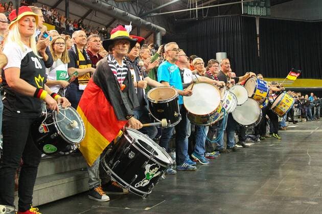 Germany Deutschland vs. Korea Suedkorea, 03.12.2017 23rd IHF Women s Handball World Championship WM Weltmeisterschaft Germany 2017, Preliminary round, Group D, Germany vs. Korea, Arena Leipzig. Handball Weltmeisterschaft der Frauen, Vorrunde, Gruppe D, Deutschland vs. Suedkorea. Im Bild: Fans, Supporter, Zuschauer, Spectators, Germany, Trommler, Drums.