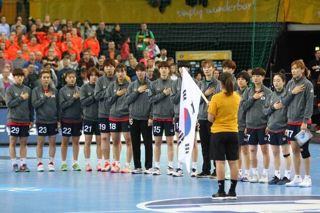 Germany Deutschland vs. Korea Suedkorea, 03.12.2017 23rd IHF Women s Handball World Championship WM Weltmeisterschaft Germany 2017, Preliminary round, Group D, Germany vs. Korea, Arena Leipzig. Handball Weltmeisterschaft der Frauen, Vorrunde, Gruppe D, Deutschland vs. Suedkorea. Im Bild: Team Korea, national anthem, Hymne, Nationalhymne.