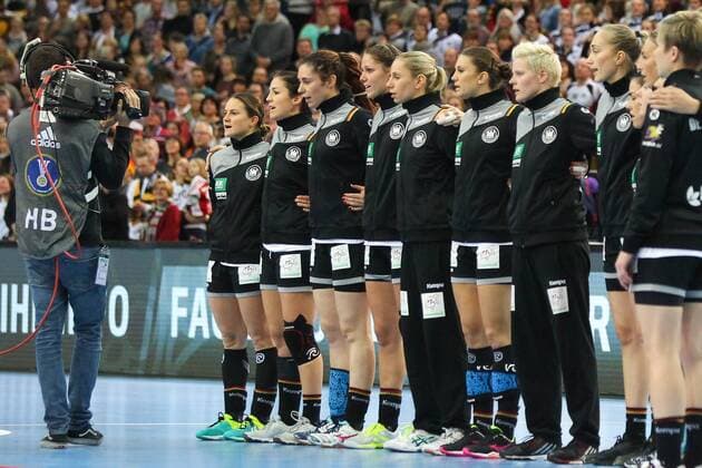 Germany Deutschland vs. Korea Suedkorea, 03.12.2017 23rd IHF Women s Handball World Championship WM Weltmeisterschaft Germany 2017, Preliminary round, Group D, Germany vs. Korea, Arena Leipzig. Handball Weltmeisterschaft der Frauen, Vorrunde, Gruppe D, Deutschland vs. Suedkorea. Im Bild: Team Germany, national anthem, Hymne, Nationalhymne.