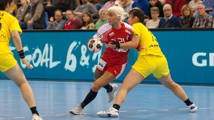 v.li., f.l.t.r.: Kristina Kristiansen (Dänemark, Denmark, 21) im Zweikampf, Duell mit, duel with Chie Katsuren (Japan, 13), Handball, Frauen-Weltmeisterschaft, Japan - Dänemark,