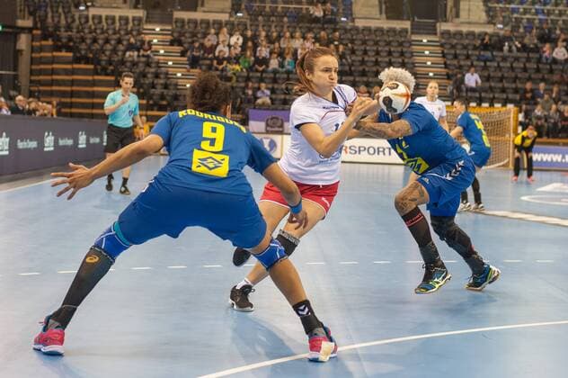 GER, IHF WM 2017, Russland (RUS) vs Brasilien (BRA) 03.12.2017, EWE Arena, Oldenburg, Germany, 23.IHF World Championship WM Weltmeisterschaft 2017 Women, first round, Group C, Japan vs Dänemark, im Bild Samira ROCHA (Brasilien 4), Ana Paula BELO (Brasilien 9) Anna VYAKHIREVA (RUS 13)
