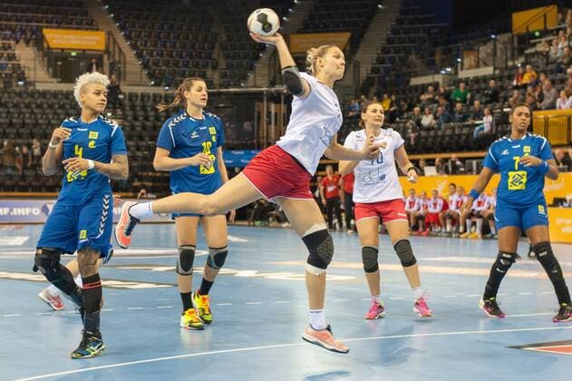 GER, IHF WM 2017, Russland (RUS) vs Brasilien (BRA) 03.12.2017, EWE Arena, Oldenburg, Germany, 23.IHF World Championship WM Weltmeisterschaft 2017 Women, first round, Group C, Japan vs Dänemark, im Bild Samira ROCHA (Brasilien 4) Daria DMITRIEVA (RUS 7)