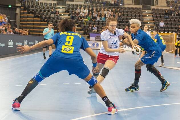 GER, IHF WM 2017, Russland (RUS) vs Brasilien (BRA) 03.12.2017, EWE Arena, Oldenburg, Germany, 23.IHF World Championship WM Weltmeisterschaft 2017 Women, first round, Group C, Japan vs Dänemark, im Bild Samira ROCHA (Brasilien 4), Ana Paula BELO (Brasilien 9) Anna VYAKHIREVA (RUS 13)