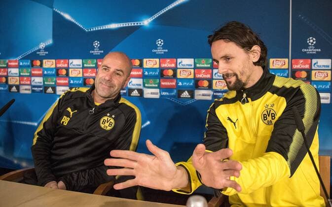 05.12.2017, xfux, Fussball Champions League, Borussia Dortmund Pressekonferenz vor dem Champions League gegen Real Madrid, emspor, v.l. Trainer Peter Bosz (Borussia Dortmund), Neven Subotic (Borussia Dortmund) gibt Anweisungen, gestikuliert, mit den Armen gestikulieren gives instructions, gesticulate, gesticolando. Madrid