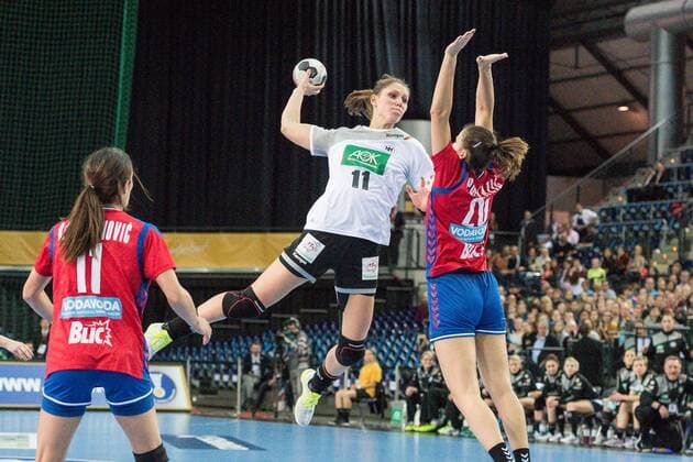 GER, IHF WM 2017, Deutschland (GER) vs. Südkorea (KOR) 05.12.2017, Arena, Leipzig, GER, IHF WM 2017, Deutschland (GER) vs. Südkorea (KOR), im Bild Xenia Smits ( 11, Deutschland), Marija Obradovic ( 23, Serbien),