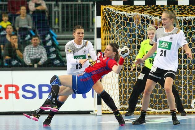 Germany Deutschland vs. Serbien Serbia, 05.12.2017 23rd IHF Women s Handball World Championship WM Weltmeisterschaft Germany 2017, Preliminary round, Group D, Germany vs. Serbia, Arena Leipzig. Handball Weltmeisterschaft der Frauen, Vorrunde, Gruppe D, Deutschland vs. Serbien. Im Bild: Julia Behnke ( 13, GER) vs. Tamara Radojevic ( 18, SRB).