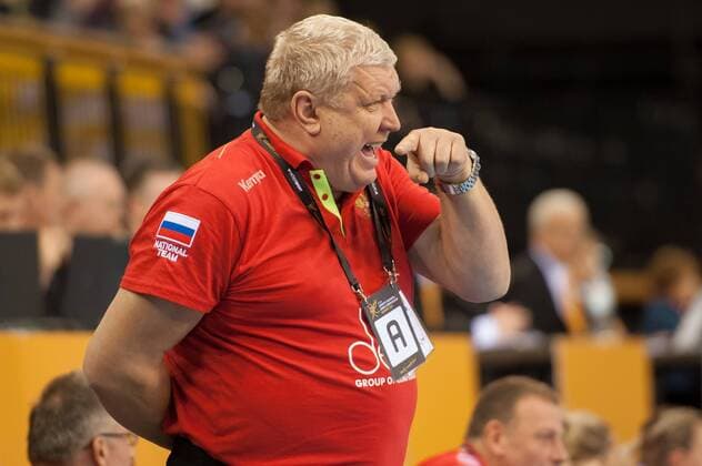 v.li., f.l.t.r.: Trainer, Headcoach Evgenii Trefilov (Russland, Russia) gibt Anweisungen, gestikuliert, mit den Armen gestikulieren, gives instructions, gesticulates, Handball, Frauen-Weltmeisterschaft, Russland - Brasilien,