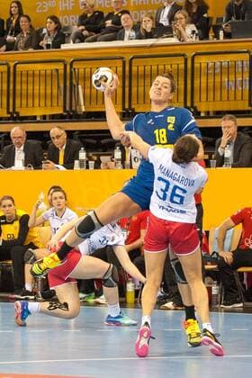 GER, IHF WM 2017, Russland (RUS) vs Brasilien (BRA) 03.12.2017, EWE Arena, Oldenburg, Germany, 23.IHF World Championship WM Weltmeisterschaft 2017 Women, first round, Group C, Brasilien vs Russland, im Bild Eduarda TALESKA (Brasilien 18) Iuliia MANAGAROVA (RUS 36)