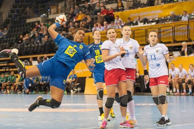 GER, IHF WM 2017, Russland (RUS) vs Brasilien (BRA) 03.12.2017, EWE Arena, Oldenburg, Germany, 23.IHF World Championship WM Weltmeisterschaft 2017 Women, first round, Group C, Brasilien vs Russland, im Bild Tamires ARAUJO (Brasilien 7) Mayya PETROVA (RUS 70), Kseniia MAKEEVA (RUS 19), Anna VYAKHIREVA (RUS 13)