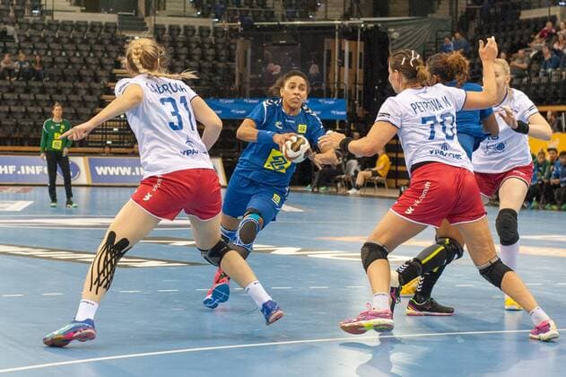 GER, IHF WM 2017, Russland (RUS) vs Brasilien (BRA) 03.12.2017, EWE Arena, Oldenburg, Germany, 23.IHF World Championship WM Weltmeisterschaft 2017 Women, first round, Group C, Brasilien vs Russland, im Bild Eduarda TALESKA (Brasilien 18) Mayya PETROVA (RUS 70)