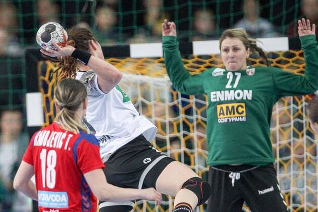 Deutschland - Serbien Handball Frauen WM Leipzig, 05.12.2017, Arena Leipzig, Weltmeisterschaft 2017, Handball Frauen Vorrunde Gruppe D. , Deutschland ( GER) vs Serbien ( SRB) 22:22 (9:11) , Im Bild v.l.: Tamara RADOJEVIC (18, Serbien), Jenny Karolius (6, Deutschland) und Torfrau Katarina TOMASEVIC (27, Serbien) ,