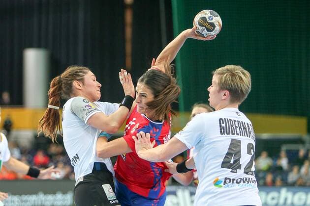 Deutschland - Serbien Handball Frauen WM Leipzig, 05.12.2017, Arena Leipzig, Weltmeisterschaft 2017, Handball Frauen Vorrunde Gruppe D. , Deutschland ( GER) vs Serbien ( SRB) 22:22 (9:11) , Im Bild v.l.: Jenny Karolius (6, Deutschland), Sanja DAMNJANOVIC (11, Serbien) und Friederike Gubernatis (42, Deutschland) ,