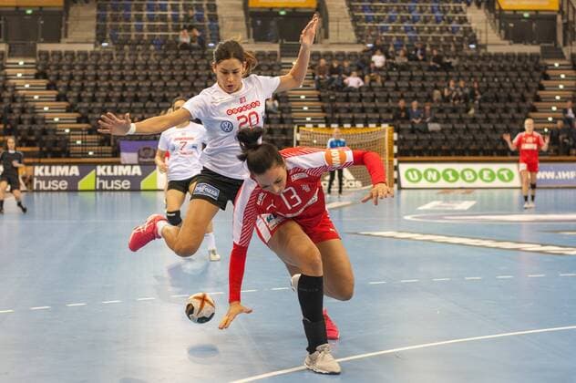 GER, IHF WM 2017, Dänemark (DEN) vs Tunesien (TUN) 05.12.2017, EWE Arena, Oldenburg, Germany, 23.IHF World Championship WM Weltmeisterschaft 2017 Women, first round, Group C, Dänemark vs Tunesien, im Bild Simone BOHME ( DEN 13) Mouna CHEBBAH (TUN 20 )