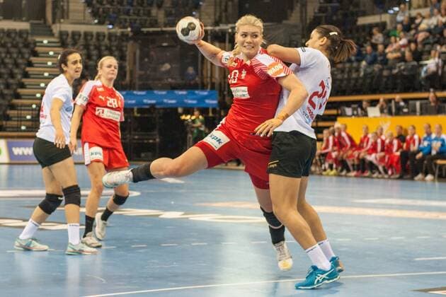 GER, IHF WM 2017, Dänemark (DEN) vs Tunesien (TUN) 05.12.2017, EWE Arena, Oldenburg, Germany, 23.IHF World Championship WM Weltmeisterschaft 2017 Women, first round, Group C, Dänemark vs Tunesien, im Bild Kathrine HEINDAHL ( DEN 10 ) Ines KHOUILDI (TUN 24 )