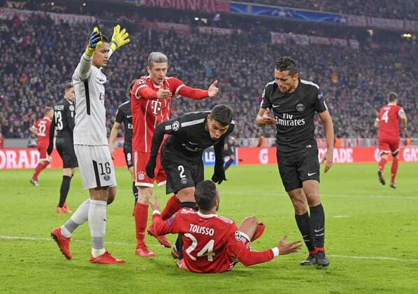 05.12.2017, Fussball UEFA Champions League 2017 2018, Gruppenphase, 6.Spieltag, FC Bayern München - Paris Saint Germain, in der Allianz-Arena München, v.li: Torwart Alphonse Areola (Paris), Robert Lewandowski (FC Bayern München), Thiago Silva (Paris), und Marquinhos (re, Paris) beschimpfen den am Boden liegenden Corentin Tolisso (FC Bayern München),