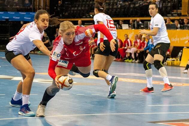 GER, IHF WM 2017, Dänemark (DEN) vs Tunesien (TUN) 05.12.2017, EWE Arena, Oldenburg, Germany, 23.IHF World Championship WM Weltmeisterschaft 2017 Women, first round, Group C, Dänemark vs Tunesien, im Bild Sarah IVERSEN ( DEN 5 ) Senda Farah CHEKIR (TUN 9 )