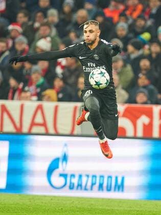 Layvin KURZAWA, PSG 20 Einzelaktion mit Ball, Ganzfigur, Freisteller, Einzelbild, Hochformat, Aktion, Ganzkörper, Einzelaufnahmen, Action Ballannahme, Ballbehandlung FC BAYERN MUENCHEN - PARIS SG 3-1 Gruppenphase Rueckspiel, Fussball UEFA Champions League, Muenchen, 05.12.2017 CL Saison 2017 2018, FCB, SG Paris,