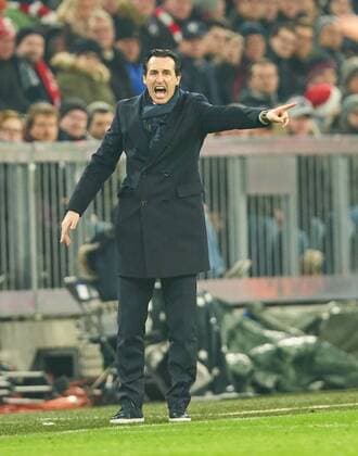 Unai EMERY, PSG Trainer gestikuliert und gibt Anweisungen, Aktion, Einzelbild, Einzelaktion, Gestik, Geste, Mimik, Handbewegung, zeigen, deuten Ganzfigur, Aktion, Portrait, Einzelbild, Einzelaktion, FC BAYERN MUENCHEN - PARIS SG 3-1 Gruppenphase Rueckspiel, Fussball UEFA Champions League, Muenchen, 05.12.2017 CL Saison 2017 2018, FCB, SG Paris,