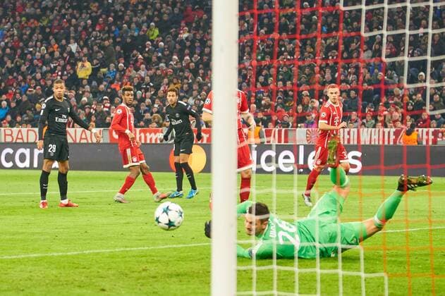 NEYMAR, PSG 10 Sven ULREICH, FCB 26 Torwart. wehrt den Ball ab, fängt, fangen, festhalten, Aktion, Einzelbild, Freisteller, Reaktion, Faustabwehr, Fausten Torschuss, schiesst aufs Tor, schiessen, zieht ab, Spannschuss , Freistoss, FC BAYERN MUENCHEN - PARIS SG 3-1 Gruppenphase Rueckspiel, Fussball UEFA Champions League, Muenchen, 05.12.2017 CL Saison 2017 2018, FCB, SG Paris,