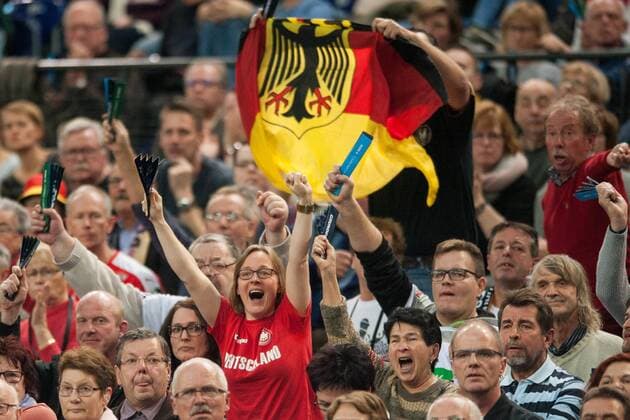 Jubel der deutschen Fans, Jubel, jubeln, jubelnd, Freude, cheers, celebrate, Fan, Fans, Zuschauer, Anhaenger, Supporter, Vorrunde Gruppe D, Deutschland (GER) - Serbien (SRB) 22:22, am 05.12.2017 in Leipzig Deutschland. Handball Weltmeisterschaft der Frauen in Deutschland 2017, vom 01.12. - 17.12.2017. Â