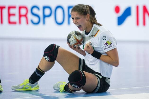 Xenia SMITS (GER) jubelt, Jubel, jubeln, jubelnd, Freude, cheers, celebrate, schreit, schreiend, Vorrunde Gruppe D, Deutschland (GER) - Serbien (SRB) 22:22, am 05.12.2017 in Leipzig Deutschland. Handball Weltmeisterschaft der Frauen in Deutschland 2017, vom 01.12. - 17.12.2017. Â