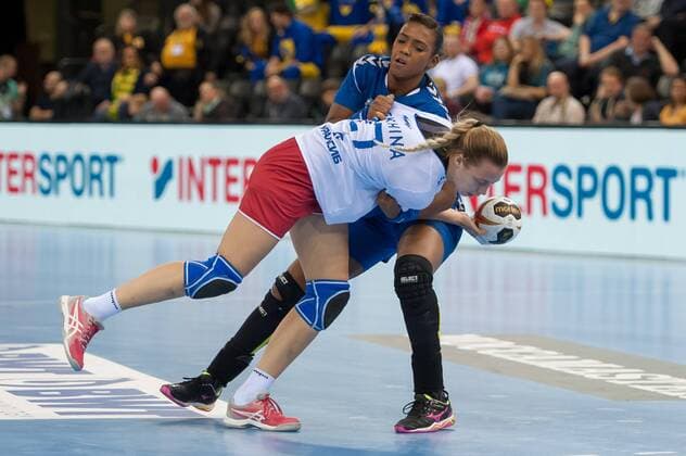 v.li., f.l.t.r.: Polina Vedekhina (Russland, Russia, 27) im Zweikampf, Duell mit, duel with Tamires Araujo (Brasilien, Brazil, 7), Handball, Frauen-Weltmeisterschaft, Russland - Brasilien,