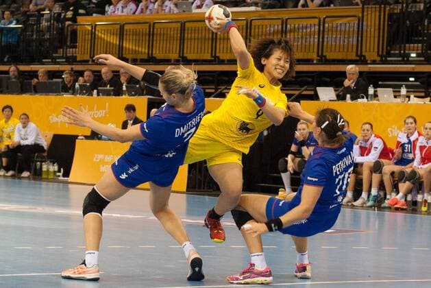 GER, IHF WM 2017, Russland (RUS) vs Japan (JPN) 06.12.2017, EWE Arena, Oldenburg, Germany, 23.IHF World Championship WM Weltmeisterschaft 2017 Women, first round, Group C, Russland vs Japan, im Bild Daria DMITRIEVA, Mayya PETROVA ( RUS 7 , 70 ) Aya YOKOSHIMA (JPN 9 )