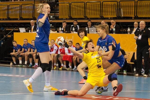GER, IHF WM 2017, Russland (RUS) vs Japan (JPN) 06.12.2017, EWE Arena, Oldenburg, Germany, 23.IHF World Championship WM Weltmeisterschaft 2017 Women, first round, Group C, Russland vs Japan, im Bild Kseniia MAKEEVA, Daria SAMOKHINA ( RUS 19 , 18 ) Mana OHYAMA (JPN 25)