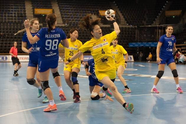 GER, IHF WM 2017, Russland (RUS) vs Japan (JPN) 06.12.2017, EWE Arena, Oldenburg, Germany, 23.IHF World Championship WM Weltmeisterschaft 2017 Women, first round, Group C, Russland vs Japan, im Bild Yulia MARKOVA ( RUS 98 ) Yui SUNAMI (JPN 4 )