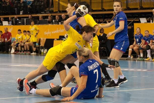 GER, IHF WM 2017, Russland (RUS) vs Japan (JPN) 06.12.2017, EWE Arena, Oldenburg, Germany, 23.IHF World Championship WM Weltmeisterschaft 2017 Women, first round, Group C, Russland vs Japan, im Bild Daria DMITRIEVA, Mayya PETROVA( RUS 7 , 70 ) Mana OHYAMA (JPN 25 )