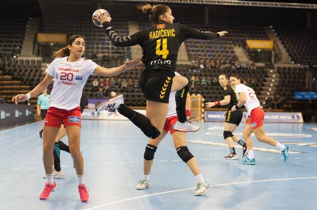 GER, IHF WM 2017, Tunesien (TUN) vs Montenegro (MNE) 06.12.2017, EWE Arena, Oldenburg, Germany, 23.IHF World Championship WM Weltmeisterschaft 2017 Women, first round, Group C, Tunesien vs Montenegro, im Bild Mouna CHEBBAH ( TUN 20 ) Jovanka RADICEVIC(MNE 4 )