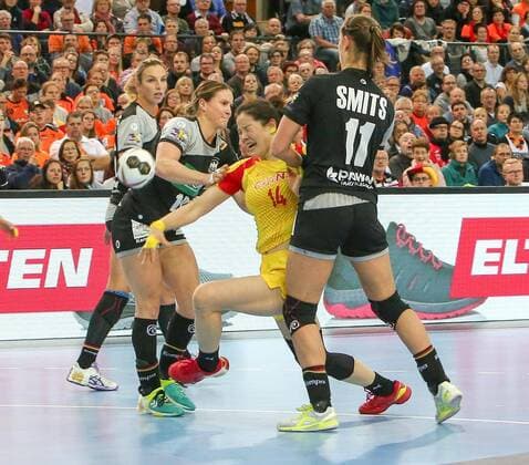 Deutschland - China Handball Frauen WM Leipzig, 06.12.2017, Arena Leipzig, Weltmeisterschaft 2017, Handball Frauen Vorrunde Gruppe D. , Deutschland ( GER) vs Volksrepublik China ( CHN) , Im Bild v.l.: Anna Loerper (10, Deutschland), Liu XIAOMEI (14, China) und Xenia Smits (11, Deutschland) ,