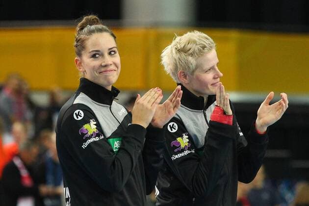 Germany Deutschland vs. China PRC, 06.12.2017 23rd IHF Women s Handball World Championship WM Weltmeisterschaft Germany 2017, Preliminary round, Group D, Germany vs. China, PRC, Arena Leipzig. Handball Weltmeisterschaft der Frauen, Vorrunde, Gruppe D, Deutschland vs. China. Im Bild: Emily Boelk ( 20, GER l.), Torwart, Keeper, Clara Woltering ( 16, GER).