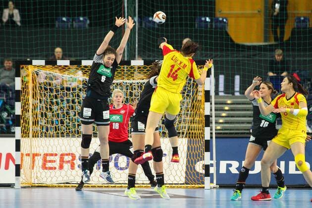 Germany Deutschland vs. China PRC, 06.12.2017 23rd IHF Women s Handball World Championship WM Weltmeisterschaft Germany 2017, Preliminary round, Group D, Germany vs. China, PRC, Arena Leipzig. Handball Weltmeisterschaft der Frauen, Vorrunde, Gruppe D, Deutschland vs. China. Im Bild: Jenny Karolius ( 6, GER), Liu Xiaomei ( 14, China).