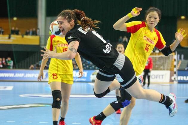 Germany Deutschland vs. China PRC, 06.12.2017 23rd IHF Women s Handball World Championship WM Weltmeisterschaft Germany 2017, Preliminary round, Group D, Germany vs. China, PRC, Arena Leipzig. Handball Weltmeisterschaft der Frauen, Vorrunde, Gruppe D, Deutschland vs. China. Im Bild: Jenny Karolius ( 6, GER).