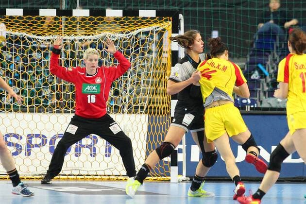 Germany Deutschland vs. China PRC, 06.12.2017 23rd IHF Women s Handball World Championship WM Weltmeisterschaft Germany 2017, Preliminary round, Group D, Germany vs. China, PRC, Arena Leipzig. Handball Weltmeisterschaft der Frauen, Vorrunde, Gruppe D, Deutschland vs. China. Im Bild: Torwart, Keeper, Clara Woltering ( 16, GER).