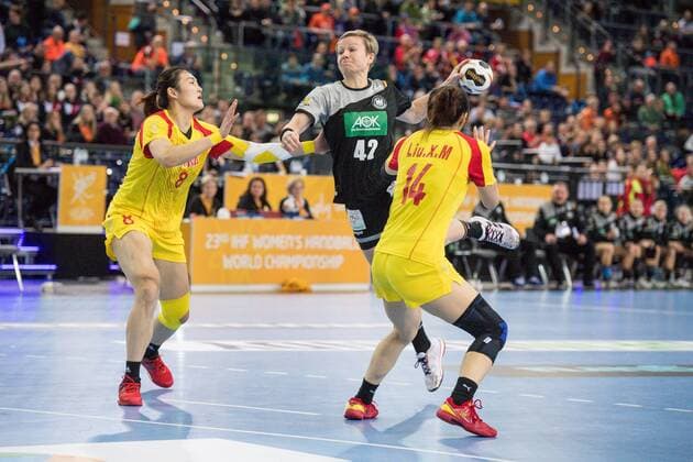 GER, IHF WM 2017, Deutschland (GER) vs. China (CHN) 06.12.2017, Arena, Leipzig, GER, IHF WM 2017, Deutschland (GER) vs. China (CHN), im Bild Friederike Gubernatis ( 42, Deutschland), Qiao Ru ( 8, China), Liu Xiaomei ( 14, China),