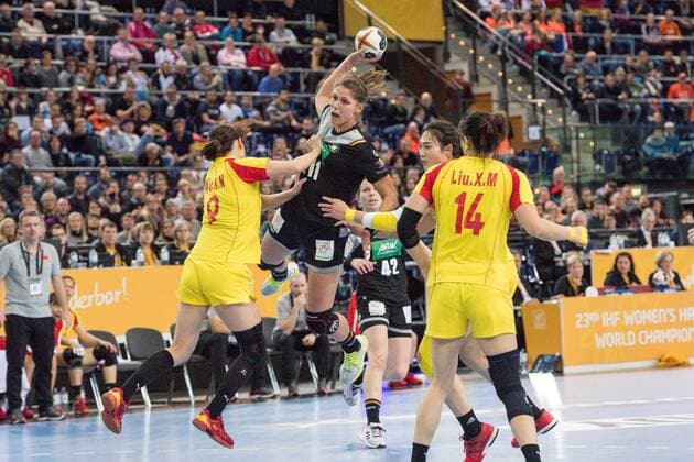 GER, IHF WM 2017, Deutschland (GER) vs. China (CHN) 06.12.2017, Arena, Leipzig, GER, IHF WM 2017, Deutschland (GER) vs. China (CHN), im Bild Xenia Smits ( 11, Deutschland), Liu Xiaomei ( 14, China), Qiao Ru ( 8, China), Wu Nana ( 9, China),