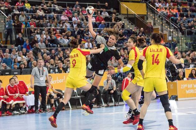 GER, IHF WM 2017, Deutschland (GER) vs. China (CHN) 06.12.2017, Arena, Leipzig, GER, IHF WM 2017, Deutschland (GER) vs. China (CHN), im Bild Xenia Smits ( 11, Deutschland), Liu Xiaomei ( 14, China), Qiao Ru ( 8, China), Wu Nana ( 9, China),