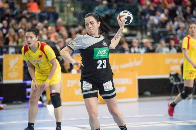 GER, IHF WM 2017, Deutschland (GER) vs. China (CHN) 06.12.2017, Arena, Leipzig, GER, IHF WM 2017, Deutschland (GER) vs. China (CHN), im Bild 7-Meter von Svenja Huber ( 23, Deutschland),