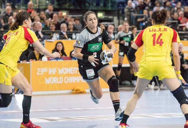 GER, IHF WM 2017, Deutschland (GER) vs. China (CHN) 06.12.2017, Arena, Leipzig, GER, IHF WM 2017, Deutschland (GER) vs. China (CHN), im Bild Isabell Klein ( 3, Deutschland), Wu Nana ( 9, China), Liu Xiaomei ( 14, China),