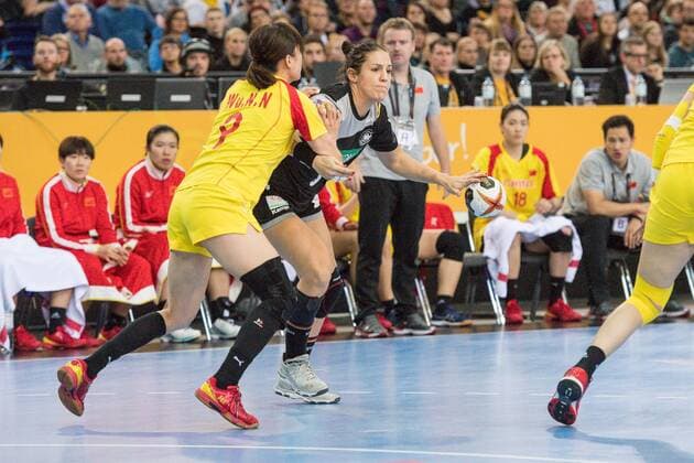 GER, IHF WM 2017, Deutschland (GER) vs. China (CHN) 06.12.2017, Arena, Leipzig, GER, IHF WM 2017, Deutschland (GER) vs. China (CHN), im Bild Isabell Klein ( 3, Deutschland), Wu Nana ( 9, China),