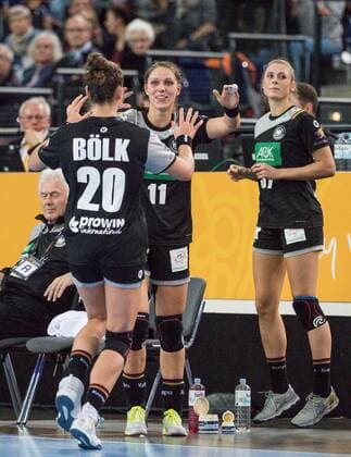 GER, IHF WM 2017, Deutschland (GER) vs. China (CHN) 06.12.2017, Arena, Leipzig, GER, IHF WM 2017, Deutschland (GER) vs. China (CHN), im Bild Wechsel Emily Boelk ( 20, Deutschland) mit Xenia Smits ( 11, Deutschland),
