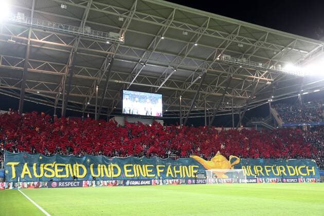 Bilder des Tages - SPORT RB Leipzig - Besiktas Istanbul Fussball Champions League Leipzig, 06.12.2017, Red Bull Arena, Fussball, UEFA Champions League, Gruppe G, 6. Spieltag , RB Leipzig vs. Besiktas Istanbul , Im Bild: Fans von RB Leipzig, Choreografie TAUSEND UND EINE FAHNE NUR FÜR DICH. ,