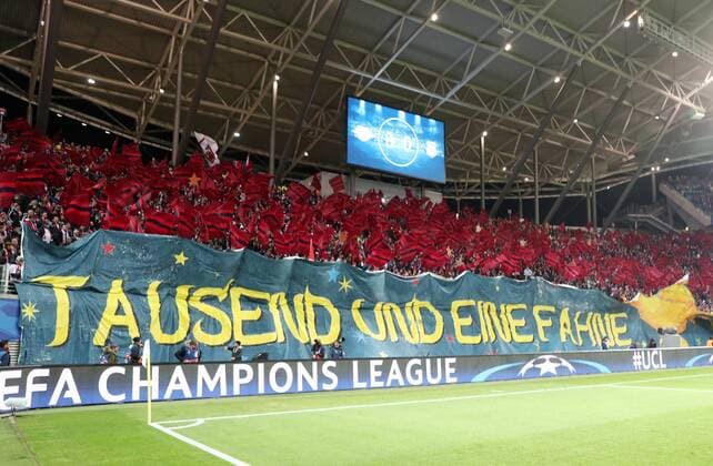 RB Leipzig - Besiktas Istanbul Fussball Champions League Leipzig, 06.12.2017, Red Bull Arena, Fussball, UEFA Champions League, Gruppe G, 6. Spieltag , RB Leipzig vs. Besiktas Istanbul , Im Bild: Fans von RB Leipzig, Choreografie TAUSEND UND EINE FAHNE NUR FÜR DICH. ,