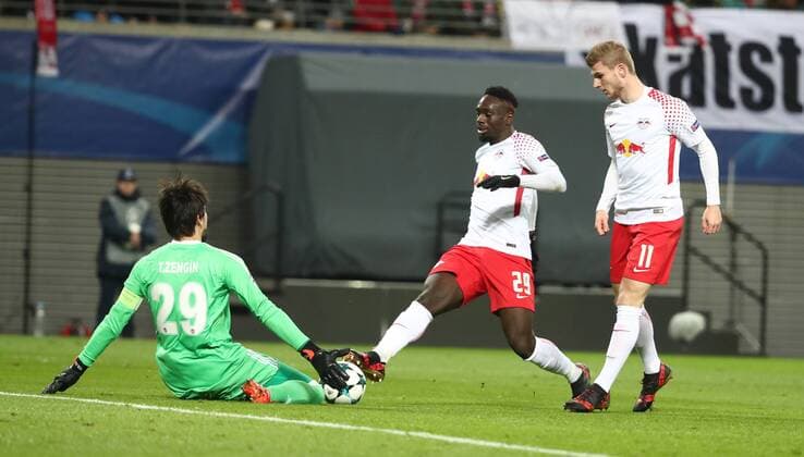RB Leipzig - Besiktas Istanbul Fussball Champions League Leipzig, 06.12.2017, Red Bull Arena, Fussball, UEFA Champions League, Gruppe G, 6. Spieltag , RB Leipzig vs. Besiktas Istanbul , Im Bild v.l.: Torwart Tolga Zengin (29, Besiktas), Jean-Kevin Augustin (29, Leipzig) und Timo Werner (11, Leipzig). ,