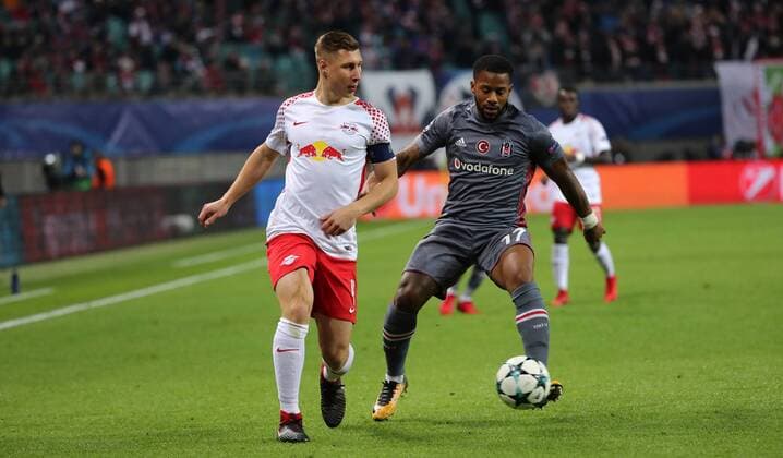 RB Leipzig - Besiktas Istanbul Fussball Champions League Leipzig, 06.12.2017, Red Bull Arena, Fussball, UEFA Champions League, Gruppe G, 6.Spieltag , Rasenballsport Leipzig vs. Besiktas Istanbul, Im Bild von links; Willi Orban (4, RB Leipzig) und Jeremain Lens (17, Besiktas). ,