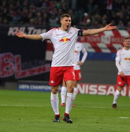 RB Leipzig - Besiktas Istanbul Fussball Champions League Leipzig, 06.12.2017, Red Bull Arena, Fussball, UEFA Champions League, Gruppe G, 6.Spieltag , Rasenballsport Leipzig vs. Besiktas Istanbul, Im Bild; Willi Orban (4, RB Leipzig) nach dem Elfmeterpfiff. ,