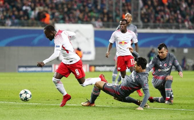 RB Leipzig - Besiktas Istanbul Fussball Champions League Leipzig, 06.12.2017, Red Bull Arena, Fussball, UEFA Champions League, Gruppe G, 6. Spieltag , RB Leipzig vs. Besiktas Istanbul , Im Bild v.l.: Naby Keita (8, Leipzig), Necip Uysal (20, Besiktas) und Gary Medel (12, Besiktas). ,