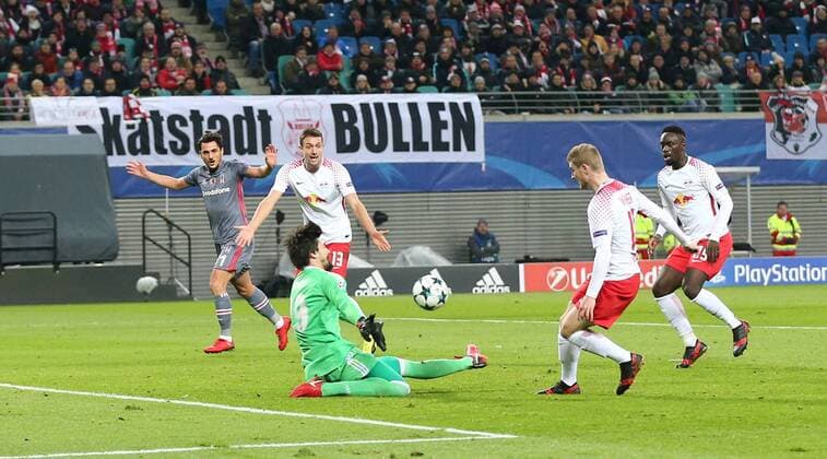 RB Leipzig - Besiktas Istanbul Fussball Champions League Leipzig, 06.12.2017, Red Bull Arena, Fussball, UEFA Champions League, Gruppe G, 6. Spieltag , RB Leipzig vs. Besiktas Istanbul , Im Bild: Abseitstor. Timo Werner (2.v.r., Leipzig) trifft gegen Torwart Tolga Zengin (29, Besiktas) zum vermeintlichen 1:1 Ausgleich. ,